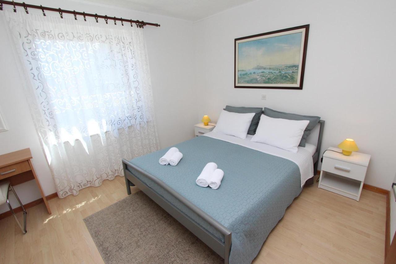 Apartments Knezovic 로비니 외부 사진