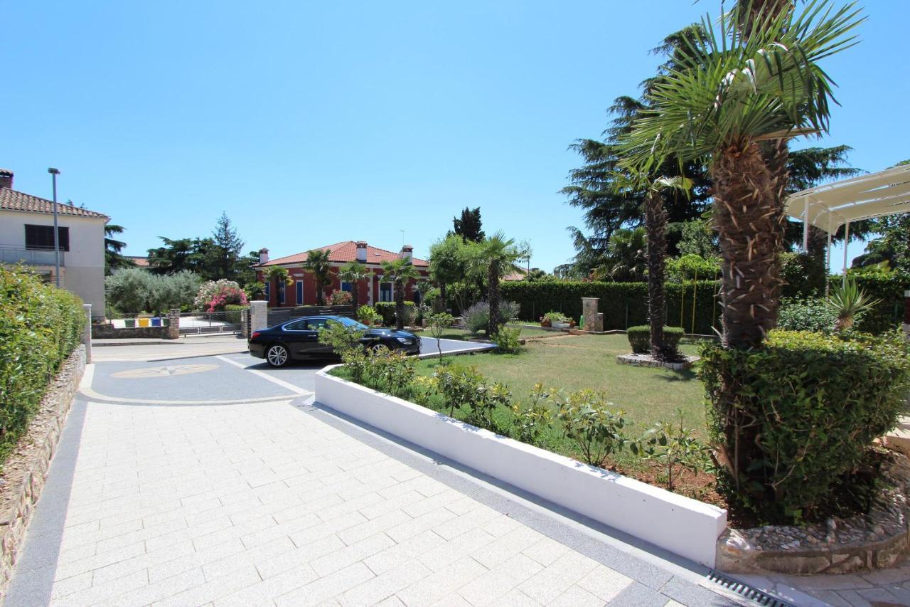 Apartments Knezovic 로비니 외부 사진