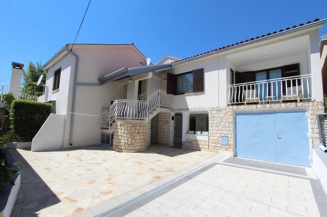 Apartments Knezovic 로비니 외부 사진