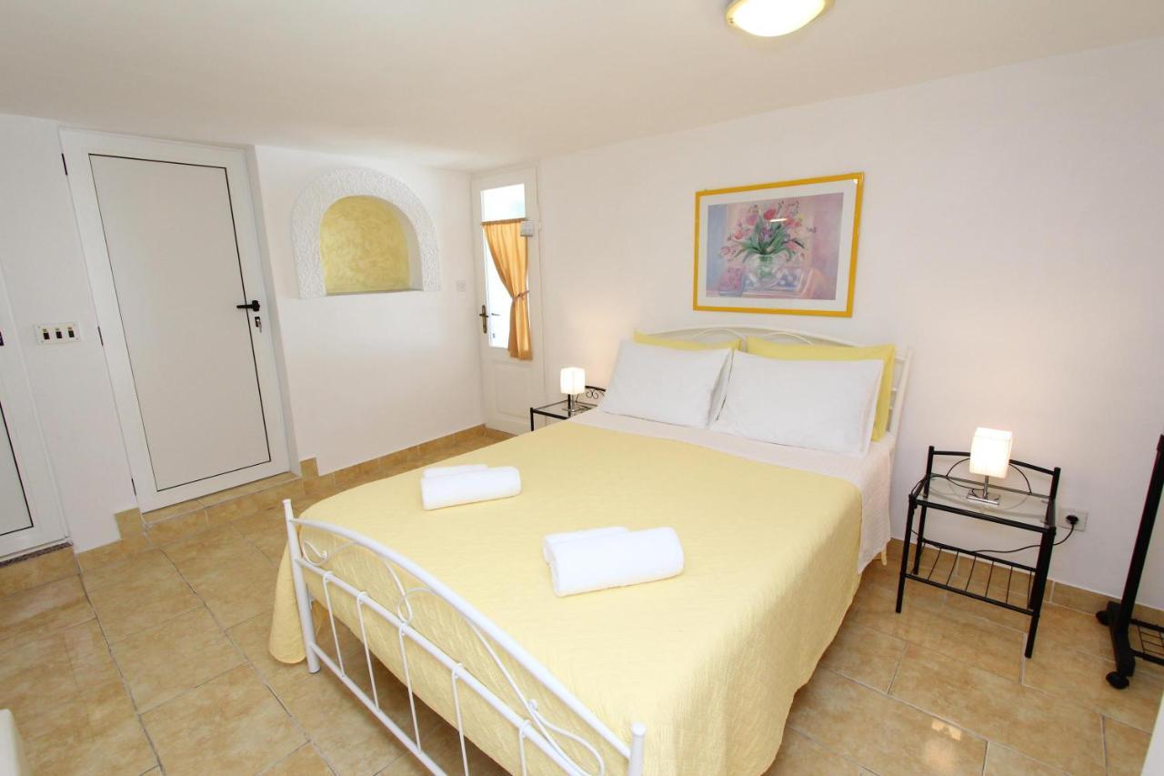 Apartments Knezovic 로비니 외부 사진