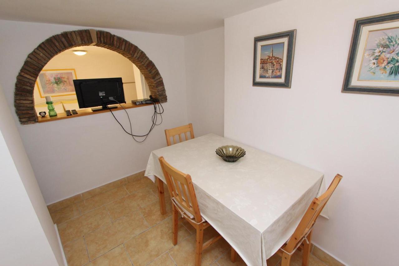 Apartments Knezovic 로비니 외부 사진