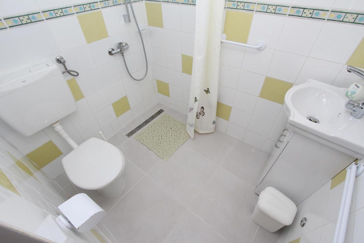 Apartments Knezovic 로비니 외부 사진
