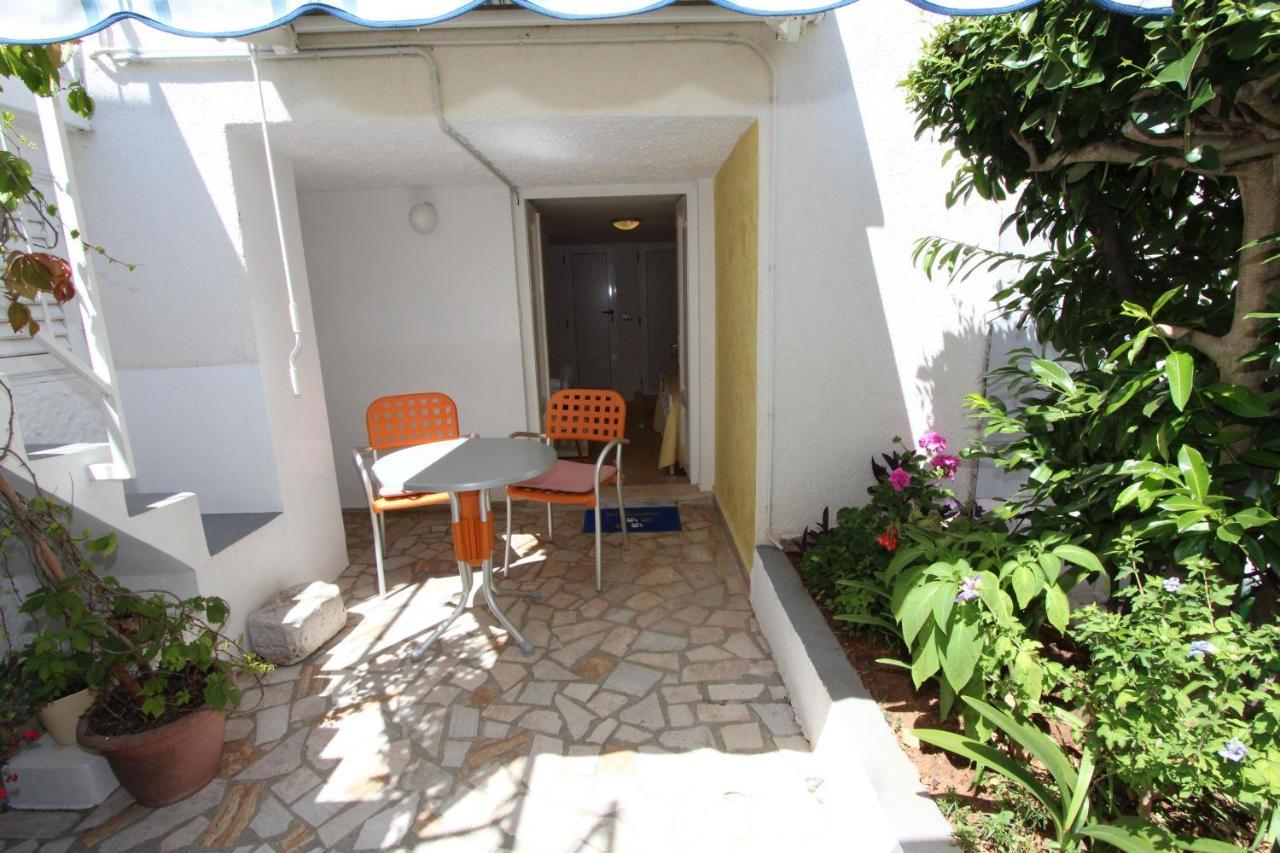 Apartments Knezovic 로비니 외부 사진