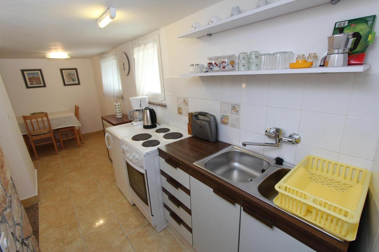 Apartments Knezovic 로비니 외부 사진