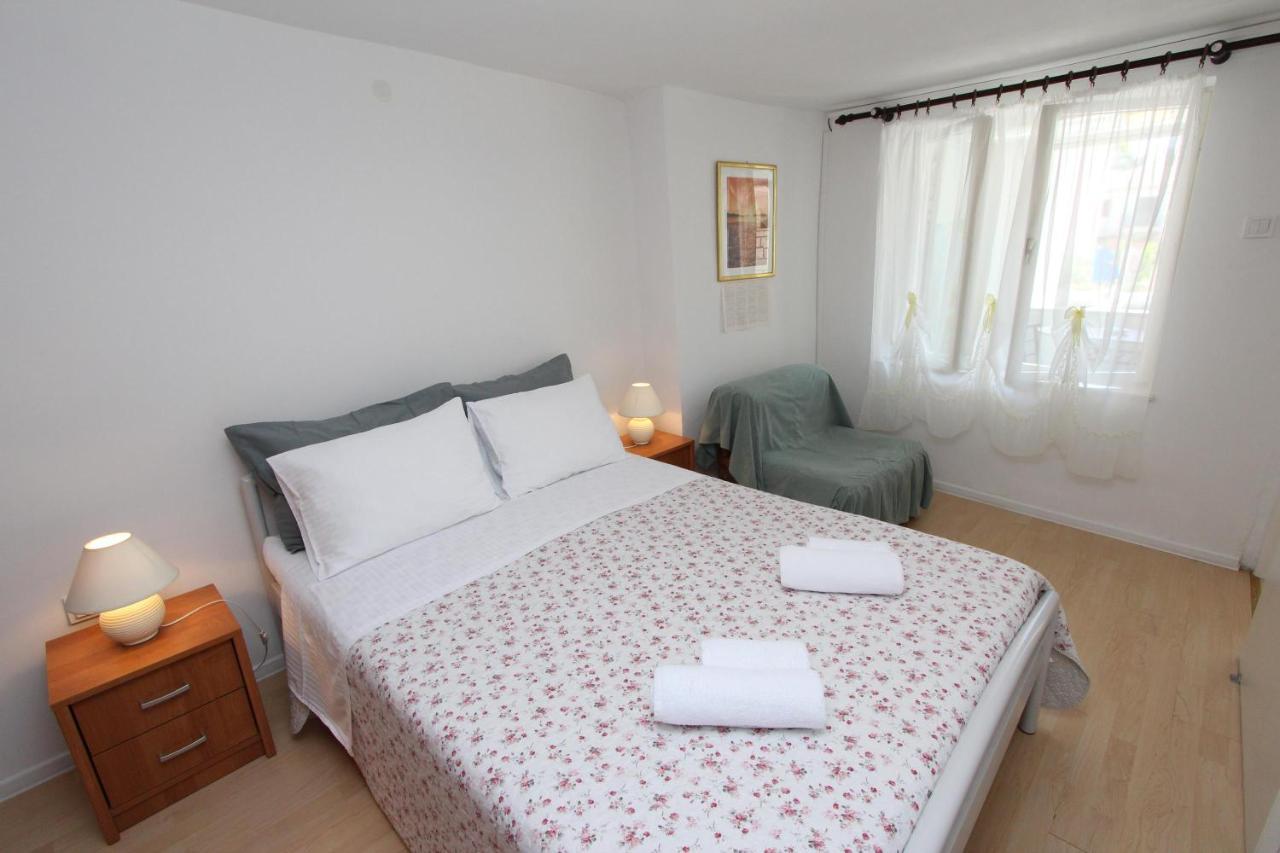 Apartments Knezovic 로비니 외부 사진