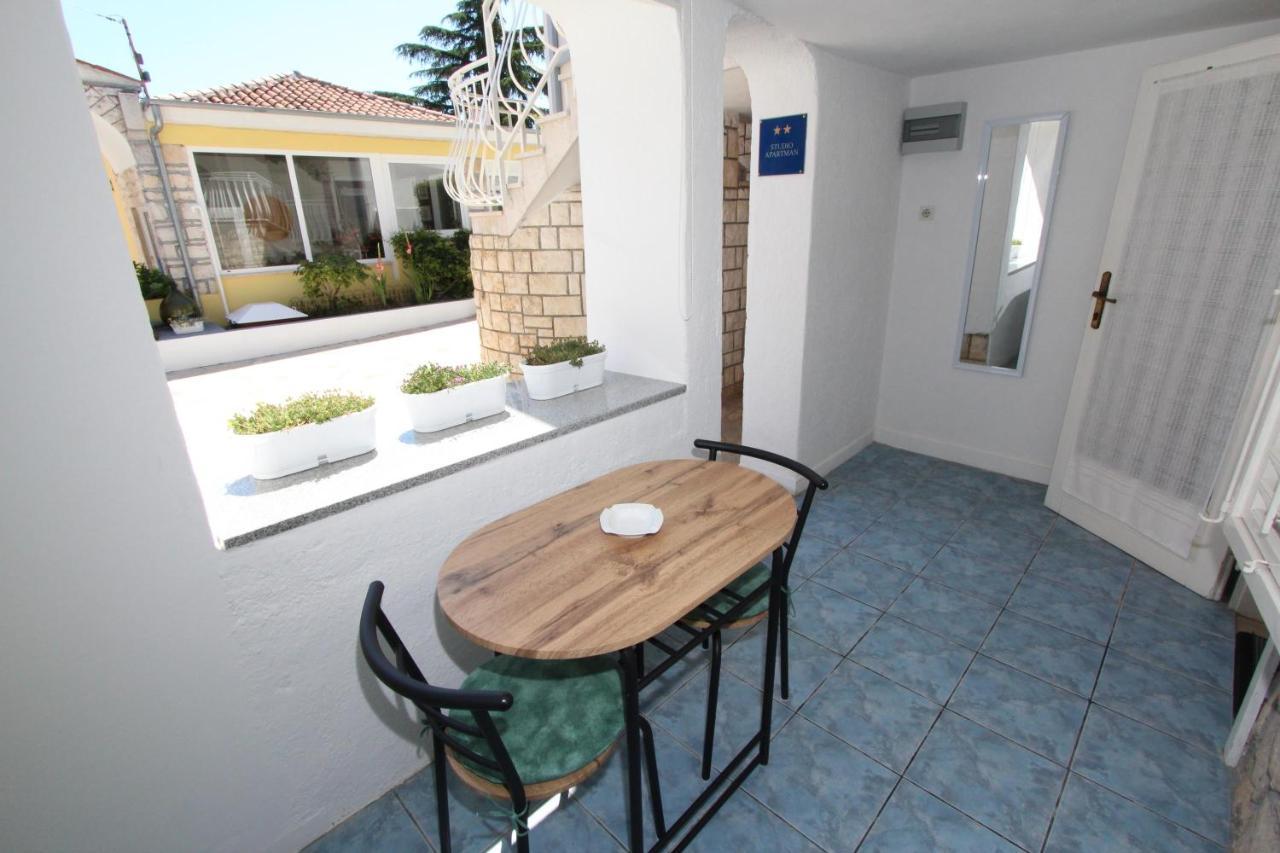 Apartments Knezovic 로비니 외부 사진