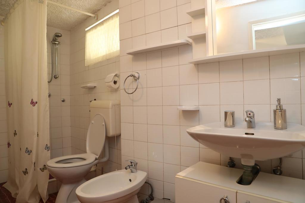 Apartments Knezovic 로비니 외부 사진